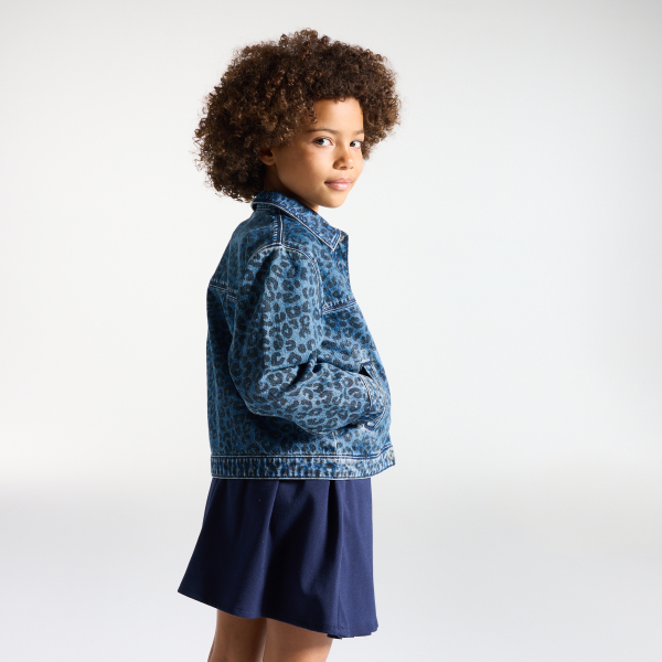 سترة من الجينز عليها صورة فهد، زرقاء اللون للفتيات